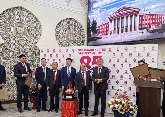 金名節(jié)能科技董事長(zhǎng)程奎一行出席奧什國(guó)立大學(xué)85周年慶典，共話(huà)一帶一路